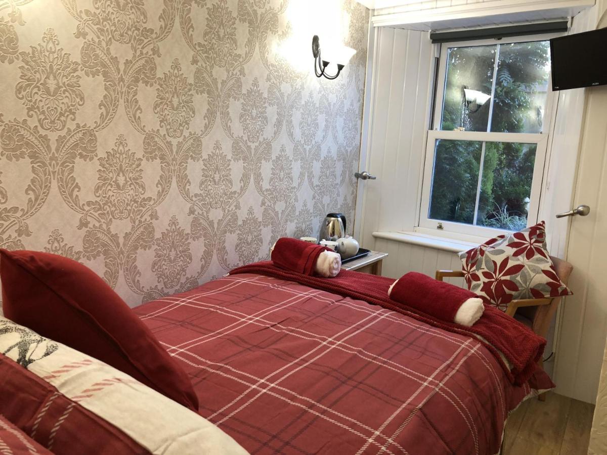 Budget Double Room with Ensuite Bathroom